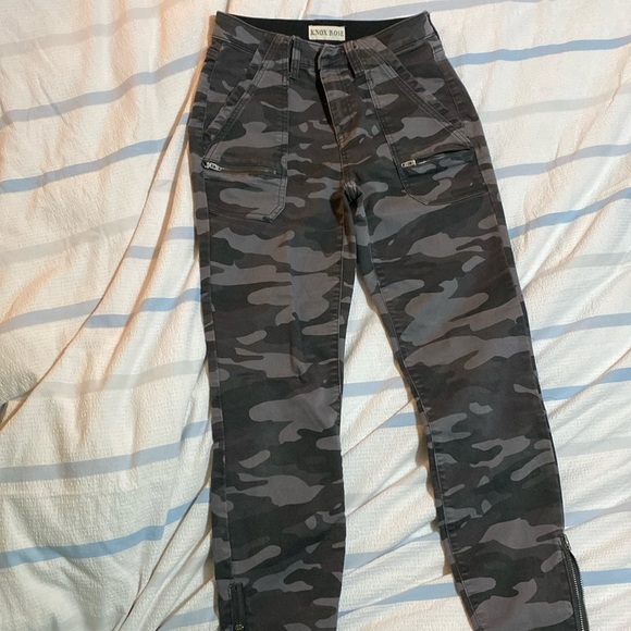 Knox Rose pants size 2 barely worn. Camo pattern , zip ankles & pockets - Picture 1 of 5